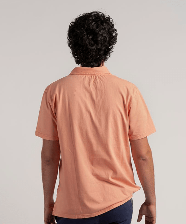 polo punto camiseta naranja espalda